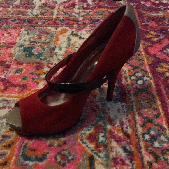 Bright red with high heels - Picture 3 of 4